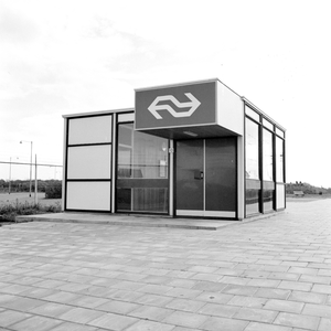 881995 Gezicht op het plaatskaartenkantoor van het N.S.-station Hoek van Holland Strand te Hoek van Holland.